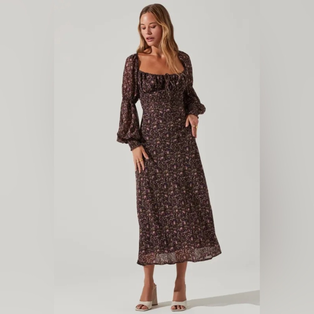 ASTR the Label NWT Smocked Floral Long Sleeve Midi Dress - Floral